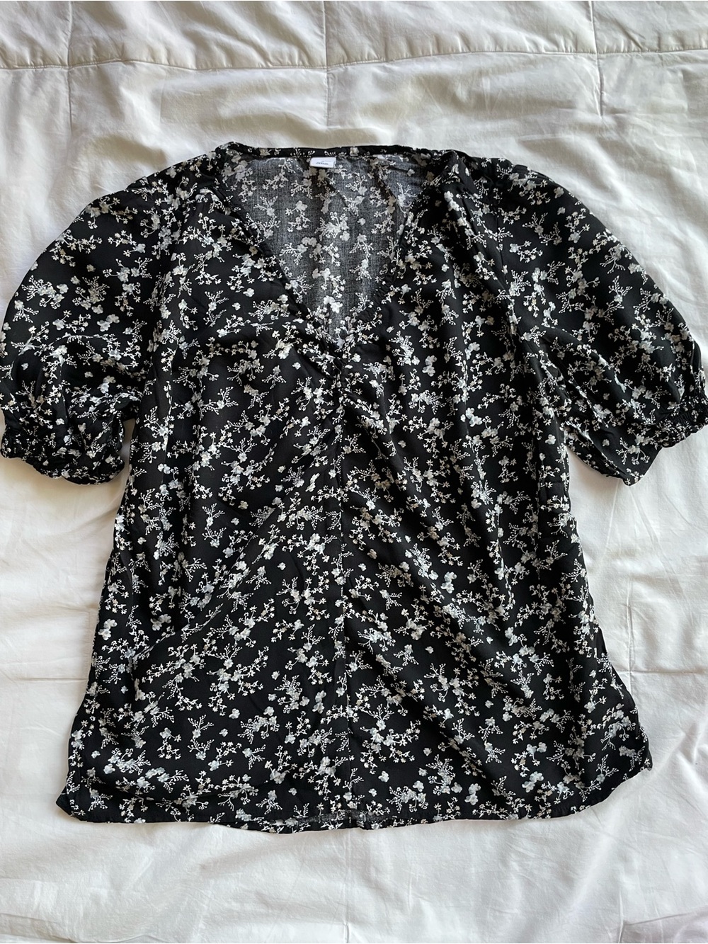 Old Navy Black Floral V-Neck Puff Sleeve Blouse Size Medium